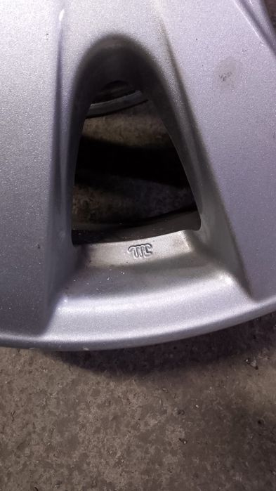 От Тойоты Камри 40 оригинал R16