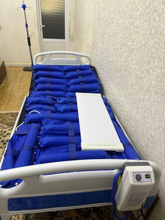 Медицинская функциональная кровать с противопролежневым матрасом.