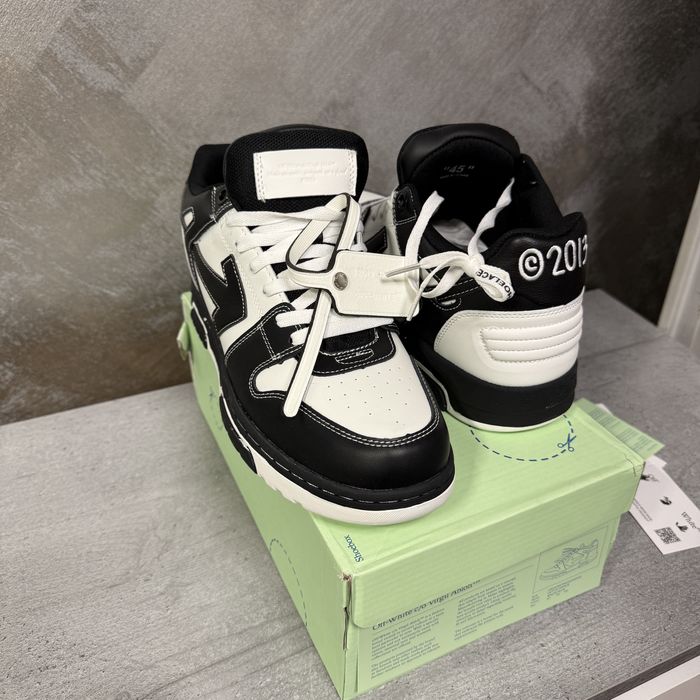 Off-white be right back / out of office