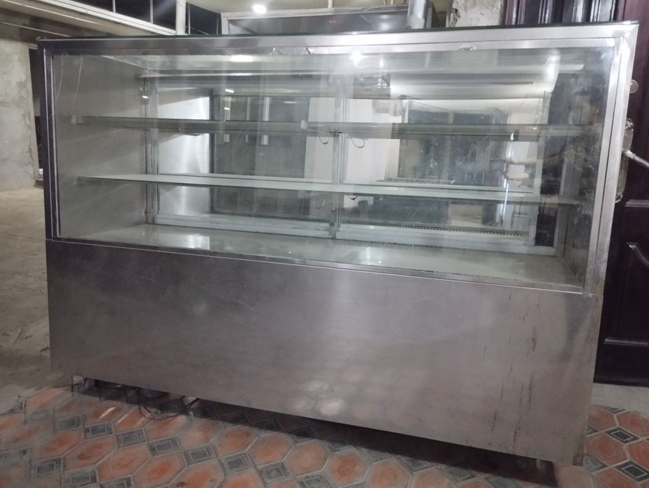 Shirinliklar uchun vitrina muzlatgich