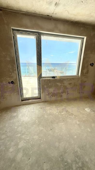 Морски апартамент, 118 м2, 2 спални, първа линия