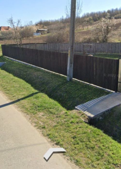 Vând teren cu casă bătrânească  în comuna Vulpeni