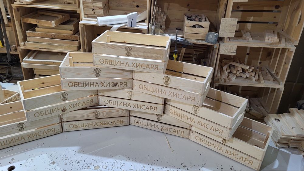 Коледна дървена щайга/ кошница за корпоративни подаръци