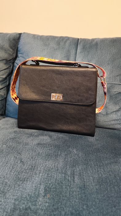 Черна чанта с автентична свежа презрамка