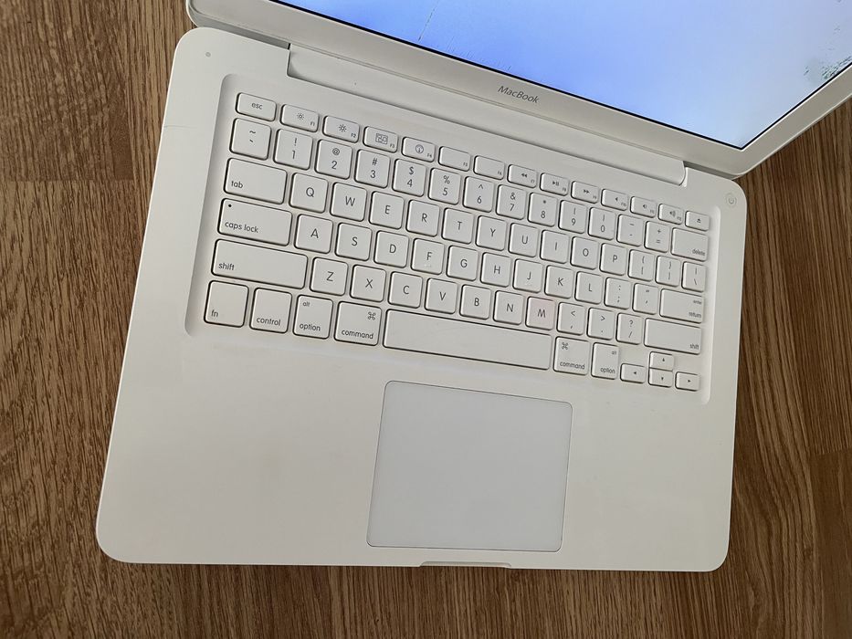 Laptop Apple MacBook model 2009/2010 are display spart pentru piese .Bateria buna ,4gb ram fără hard disc și încărcător