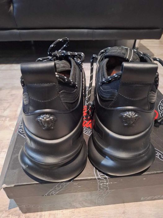 Sneakers Versace Chain Reaction cu eticheta (nu Nike, Gucci, Adidas, Balenciaga)