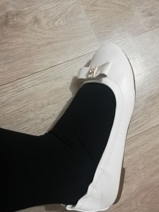Продам белые балетки