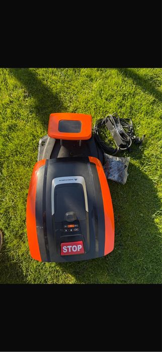 Robot tuns gazon iarba