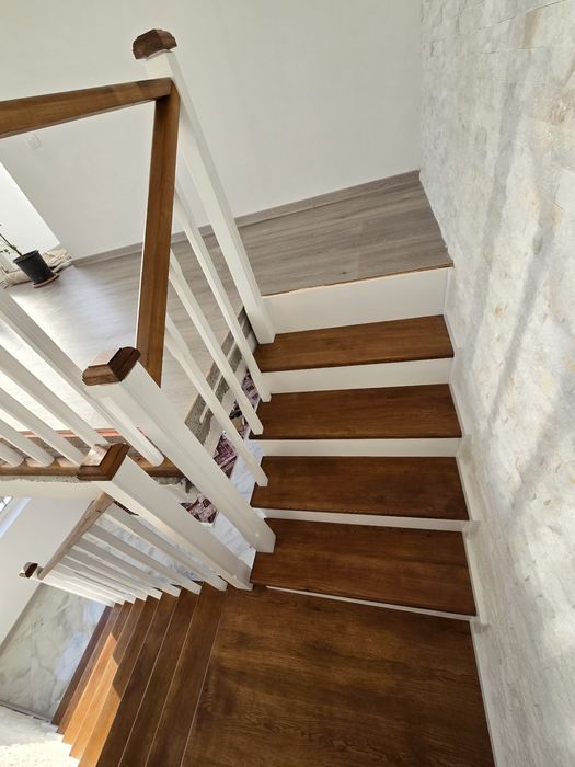 Scări din lemn masiv