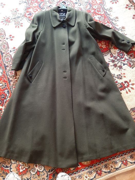 Продам 2 пальто,весна,осень.