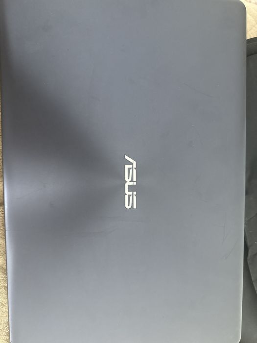 Продам ноутбук рабочий ( только повредили экран)  на запчасти