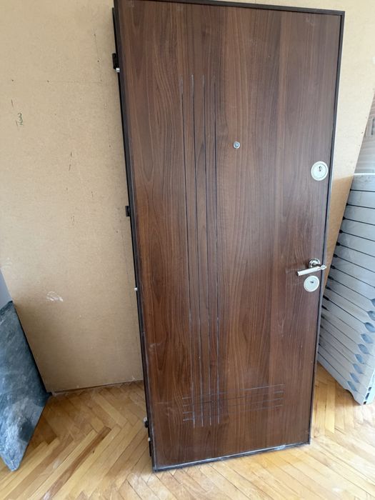 Блиндирана входна врата