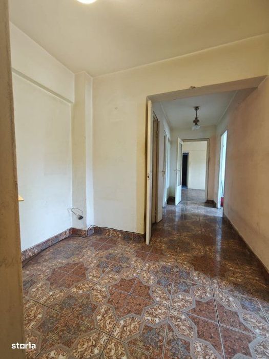 Apartament de vanzare, cu 3 camere spatios, etaj 1, zona Parcul Mara