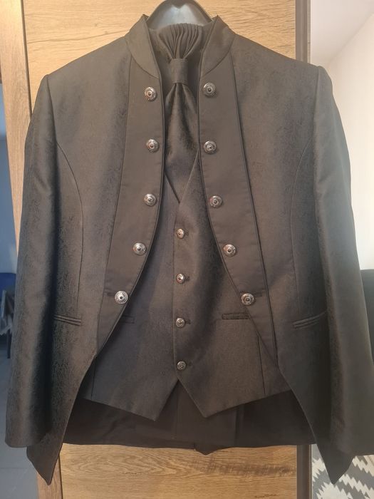 Sacou, vesta si cravata pentru evenimente elegante