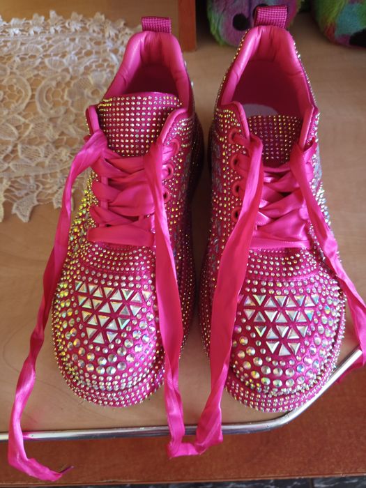 Vând adidasi că noi