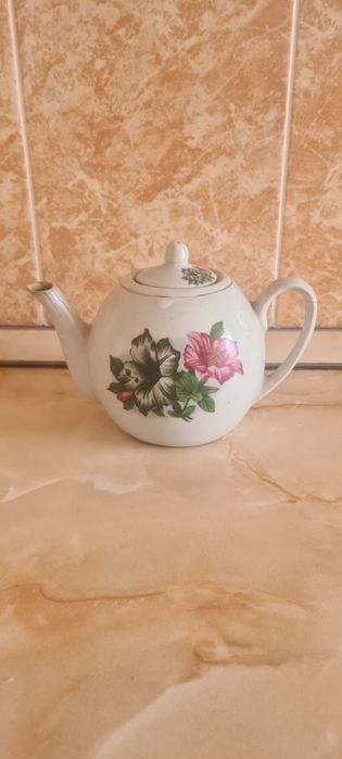 Продам чайники фарфоровый, эмалированные
