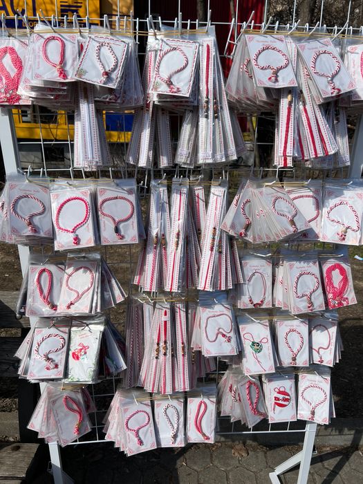 Мартеници на стелаж