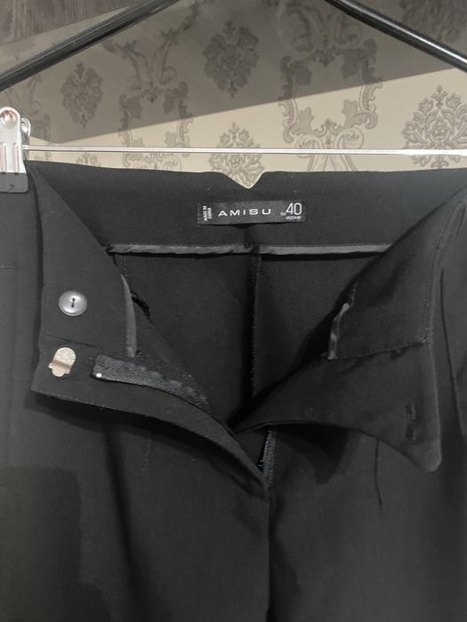 Pantaloni verzi, roz somon și negri