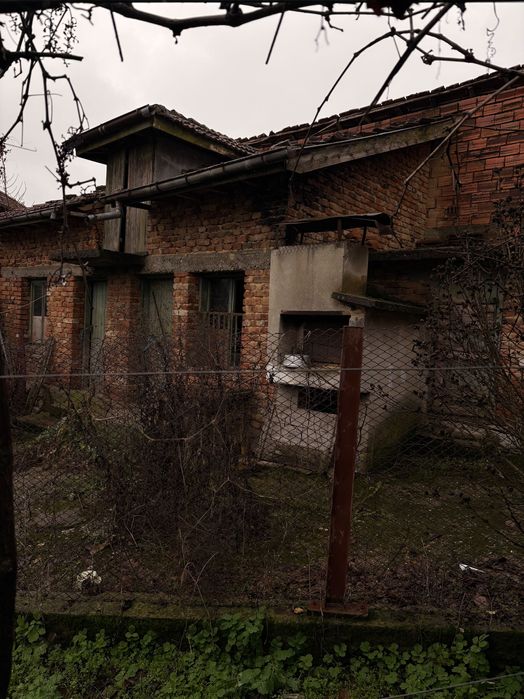 Двуетажна къща с гараж