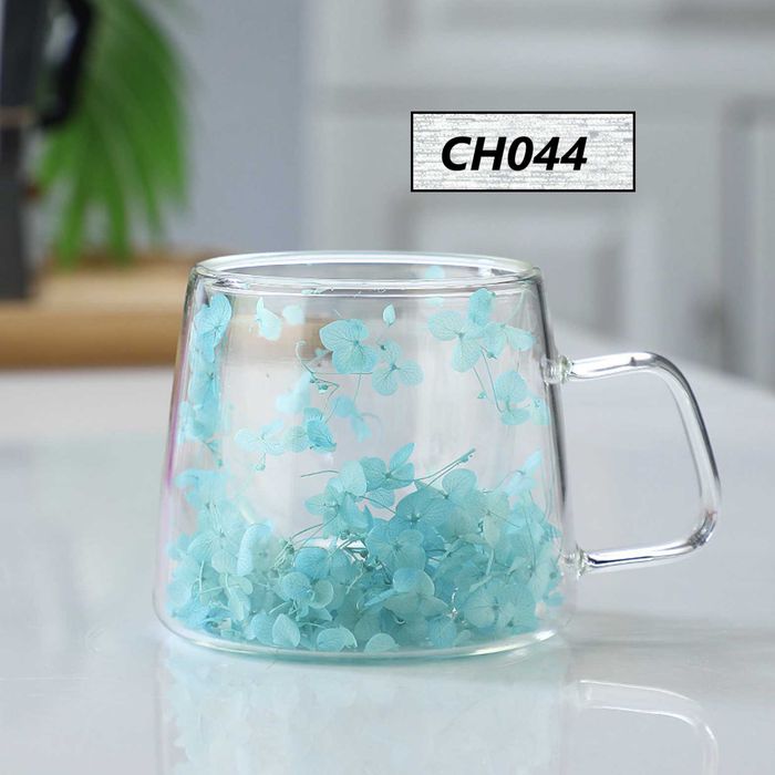 Двустенна чаша с дръжка и цветя в тюркоаз – запазва температурата