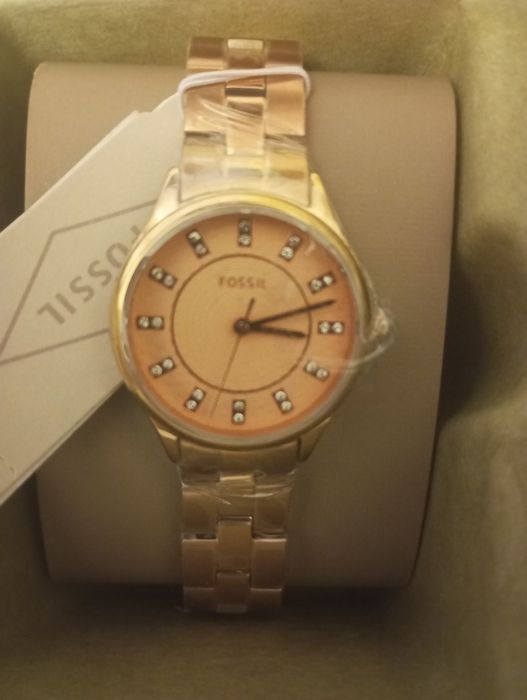 Часовник Fossil с кристали