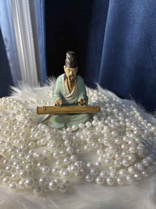 Bibelou de colecție rar, Chinez care cântă la guqin