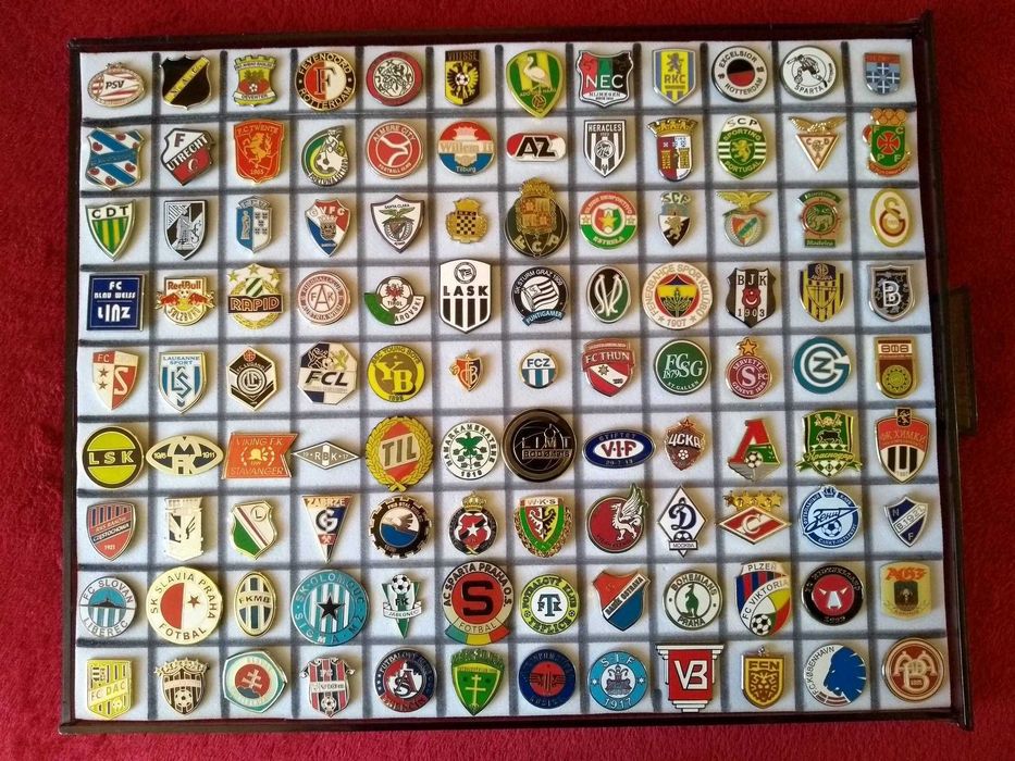 Vand colectie insigne fotbal