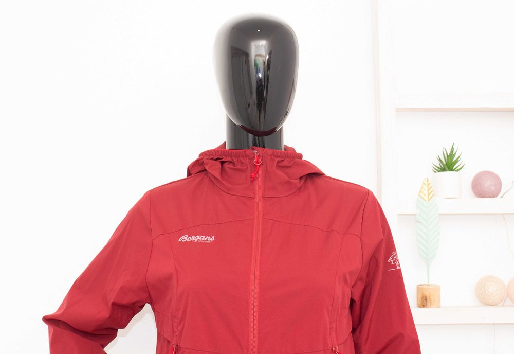 BERGANS Norddal Jacket дамско яке вишнаво много тънко с качулка ветровка S