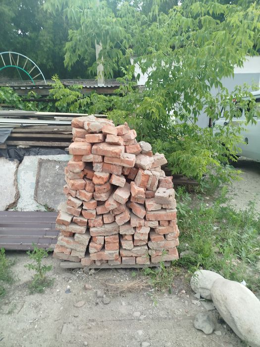 Отдам кирпич б/у  не чищенный