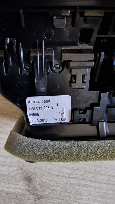 Skoda Superb 3 Ventilatie spate 3V0819203A Defect