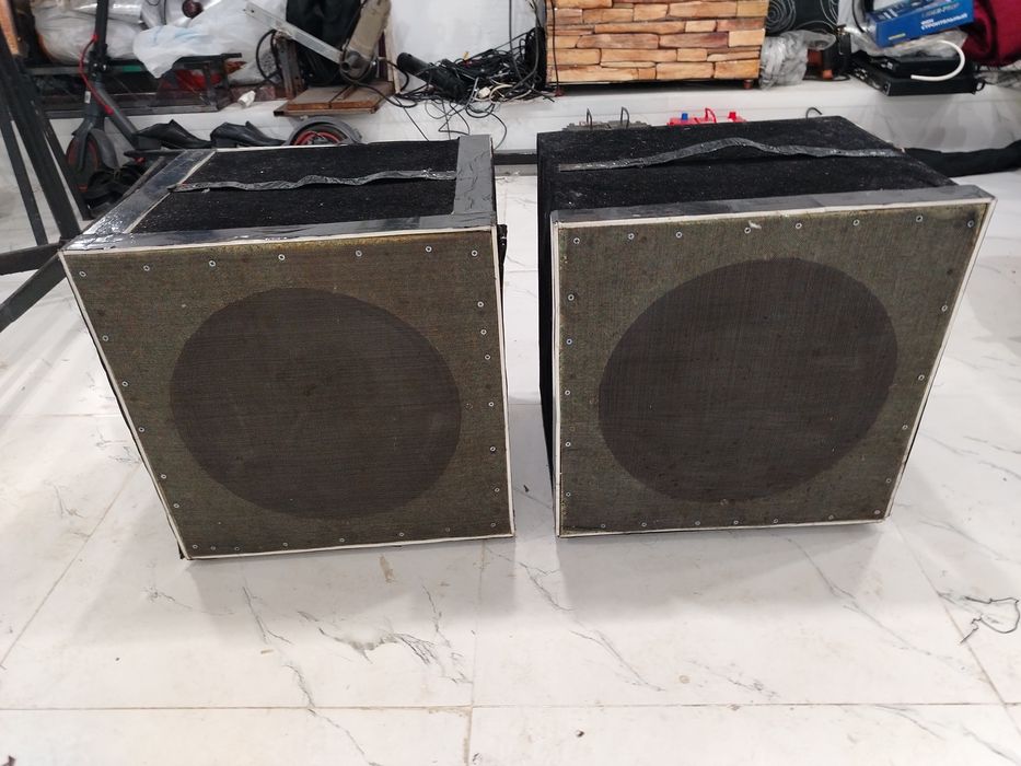 Телевизор Sharp, телевизор Samsung, колонки аудио, багетная рамка