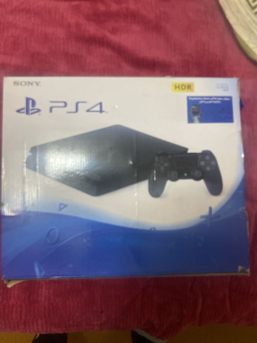 Sony PlayStation 4 Slim в хорошем состоянии.