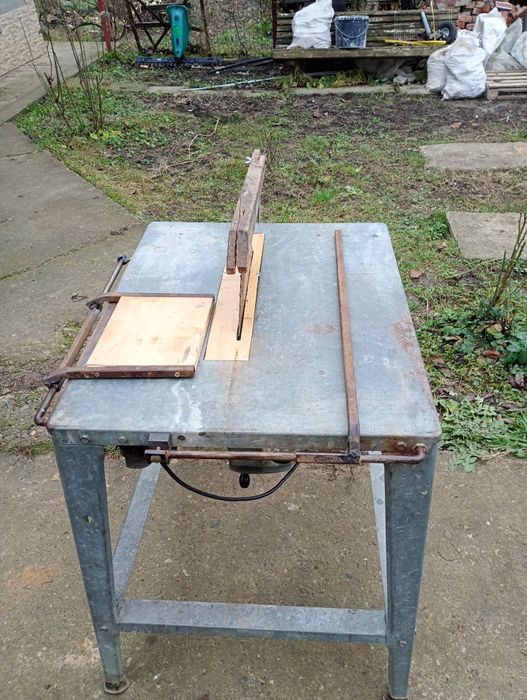 Circular cu masa 220v