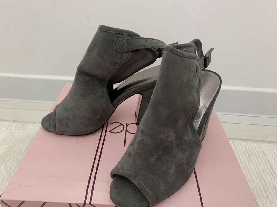 Продам замшевые босоножки серого цвета , на толстом каблуке.