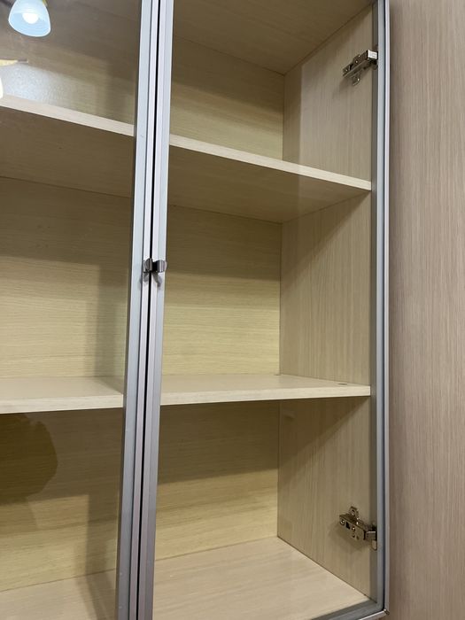 Стол парта и книжный шкаф