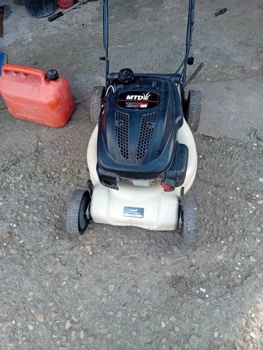 Masina de tuns iarba ,in stare buna de functionare.