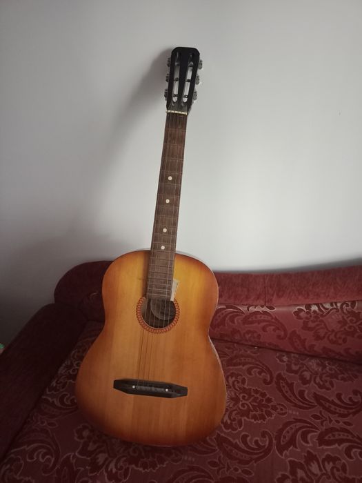 Продаётся аккустическа..гитара,производство Россия