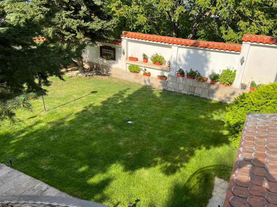 Три етажна вила в Марково