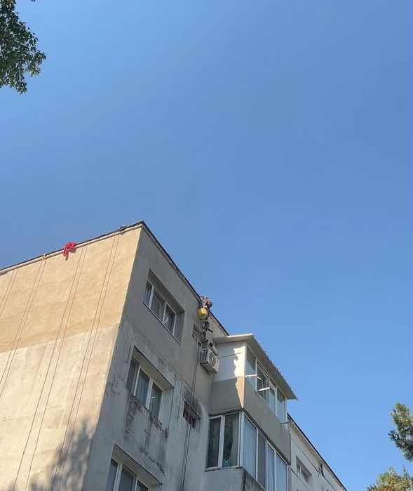 Executam alpinism utilitar