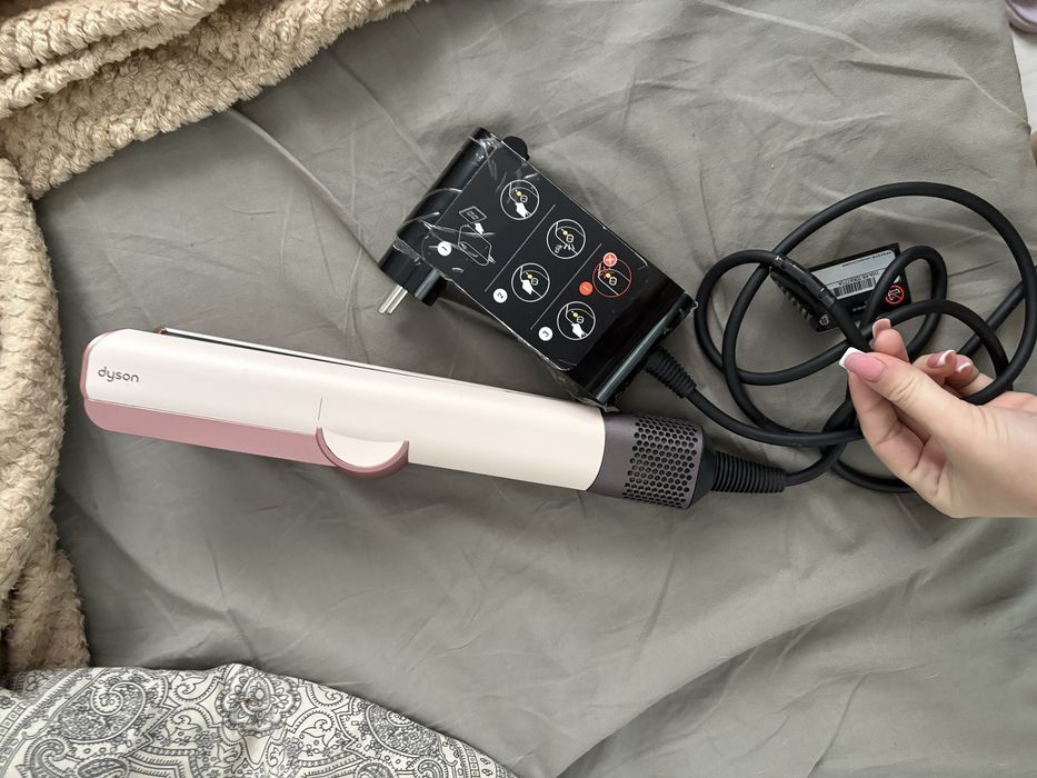 Dyson airstrait