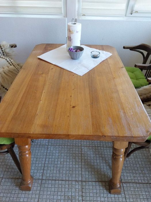 Две кухненски маси ...