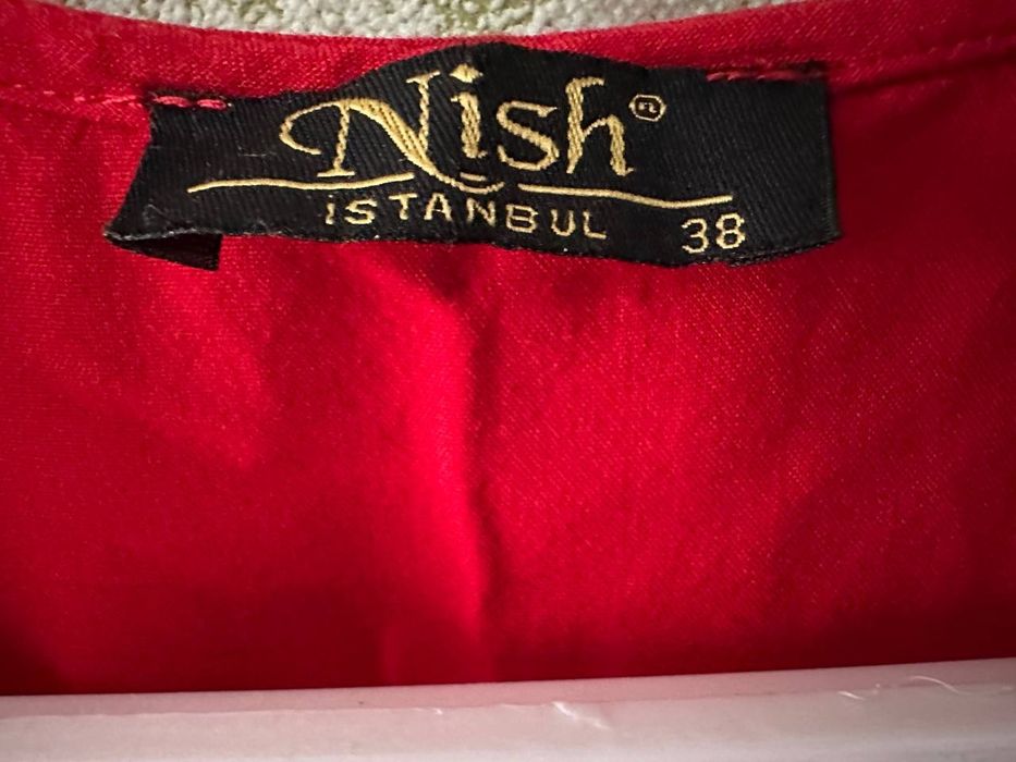 Красно платье удлиненое.