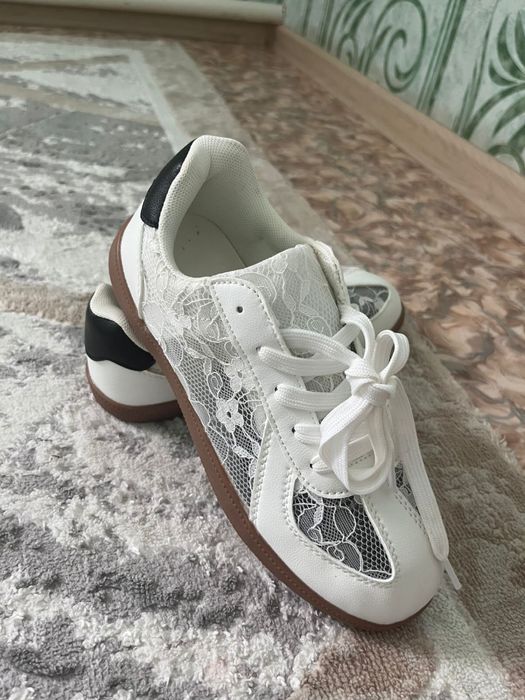 Кроссовки, туфли.