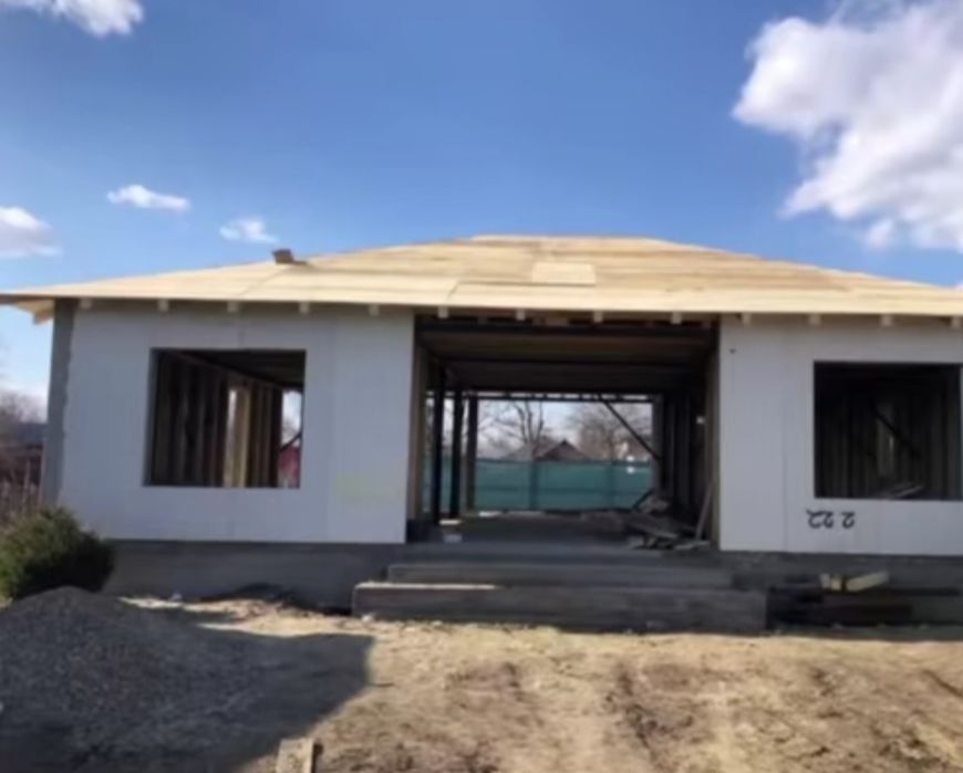 Vindem case din structură metalică învelite cu panou sandwich