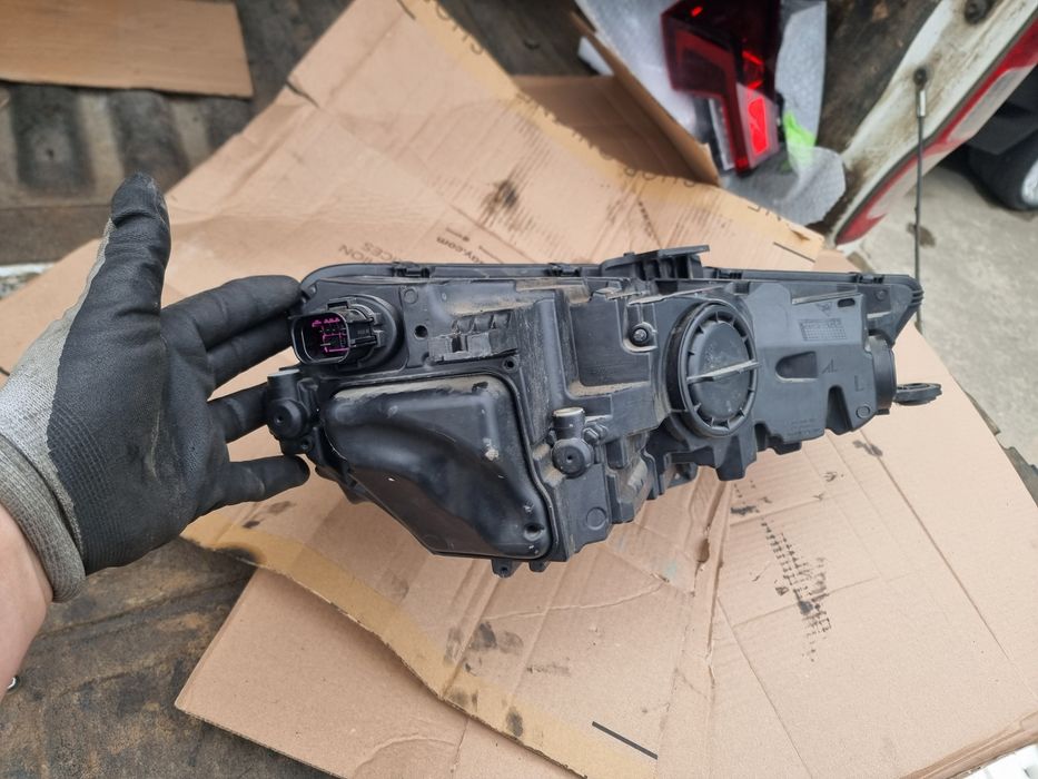 far stanga audi a4 b9 facelift cod 8W0941011