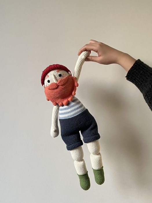 Вязаная игрушка кукла моряк Том