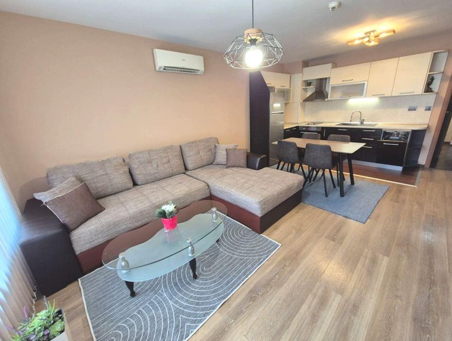 Дава се под наем Тристаен апартамент в Варна, Цветен квартал - 95 кв.м за 650 € - Снимка #1