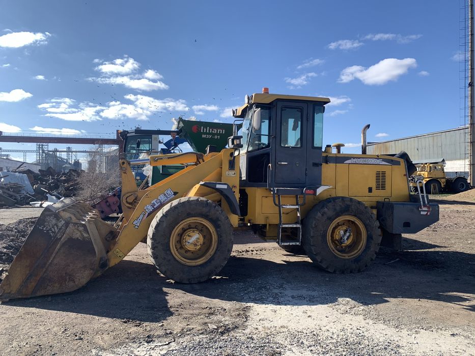 Продам погрузчик LW300F