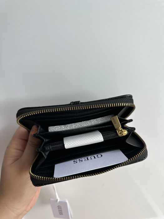 Дамски портфейл Guess черно със златно