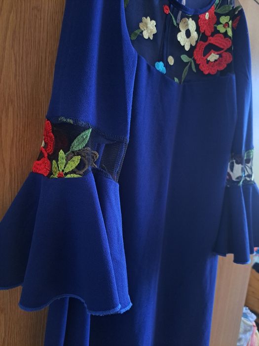 Rochie albastra, detalii flori